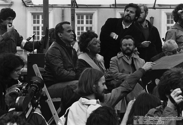 Coretta Scott King und Harry Belafonte auf einer Friedensdemonstration in Bonn (10. Oktober 1981)